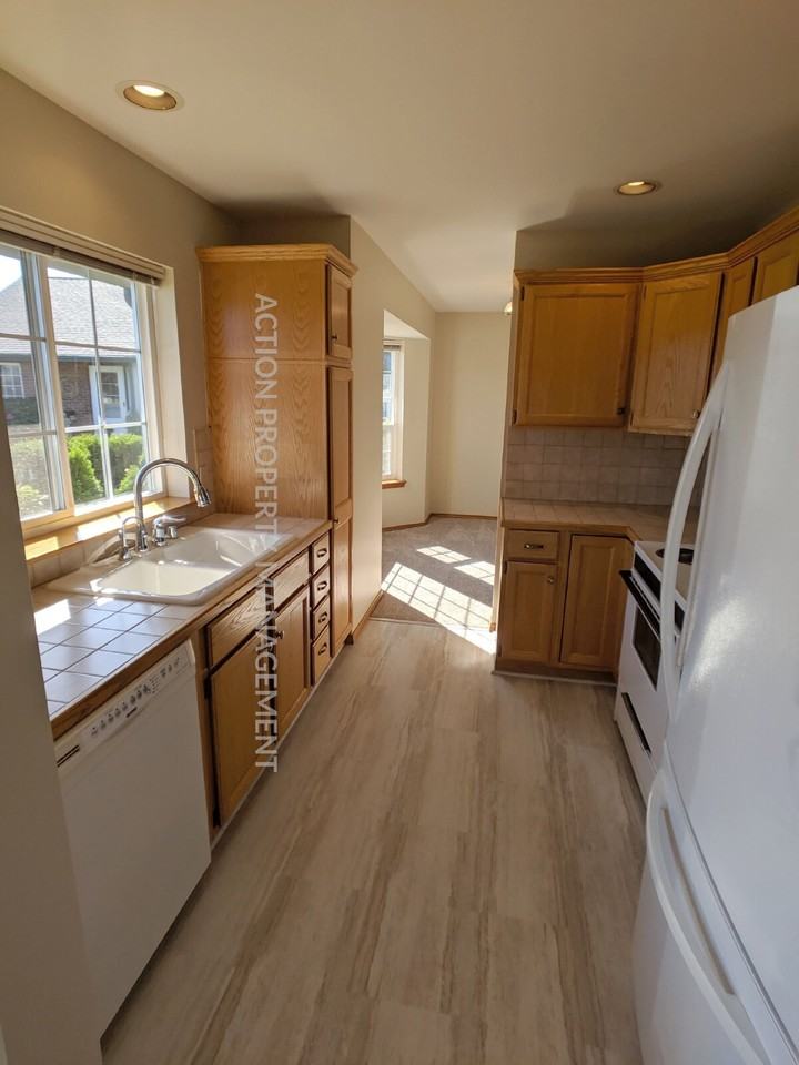 882 N Oxford Way - Photo 6 of 29