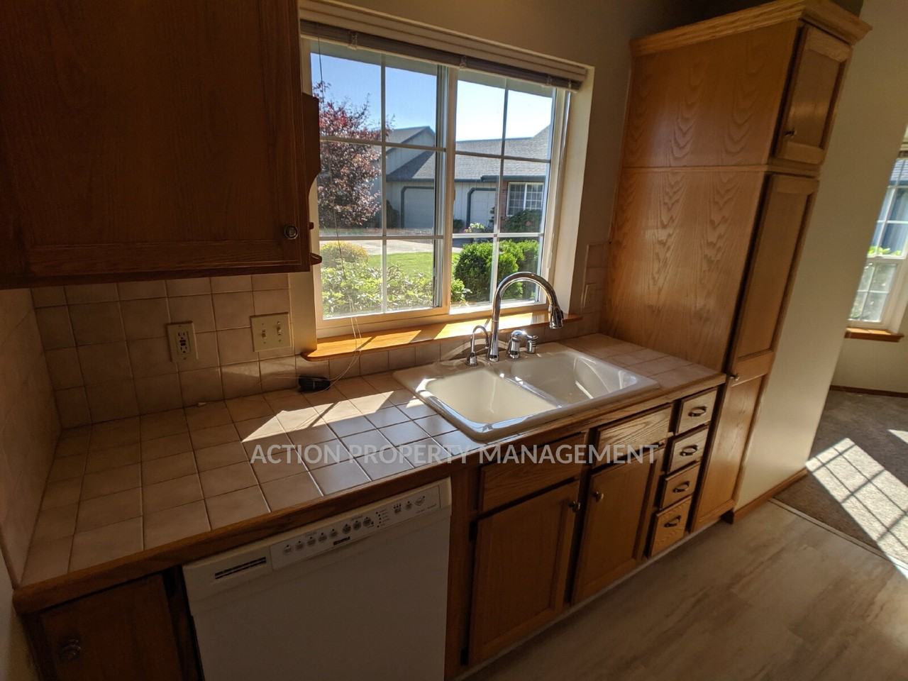 882 N Oxford Way - Photo 7 of 29
