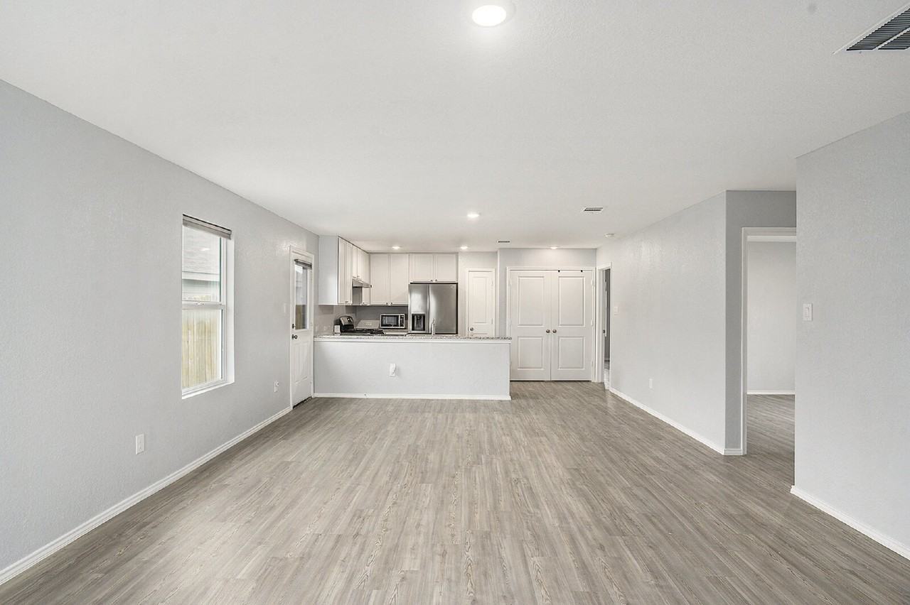 419 De Herrera - Photo 3 of 17