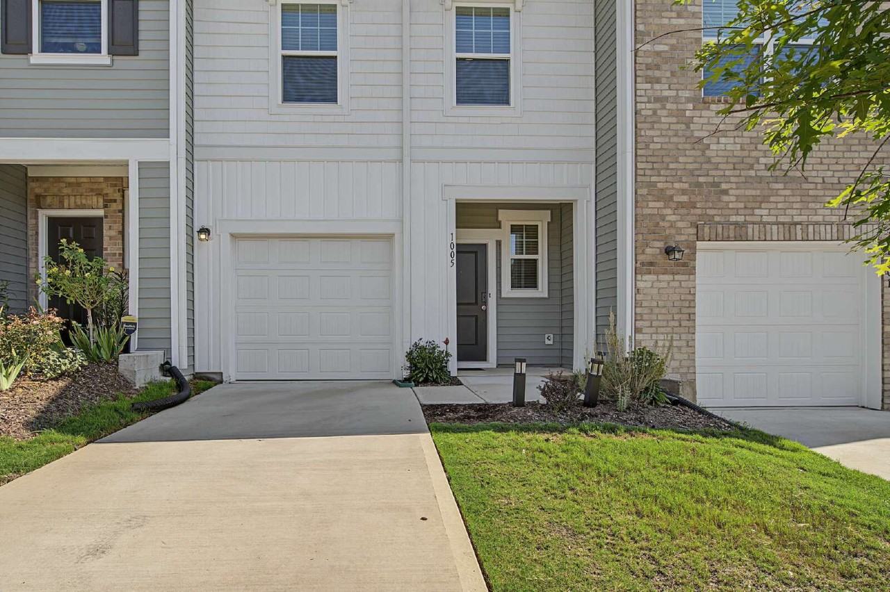 1005 Dakine Dr - Photo 2 of 31