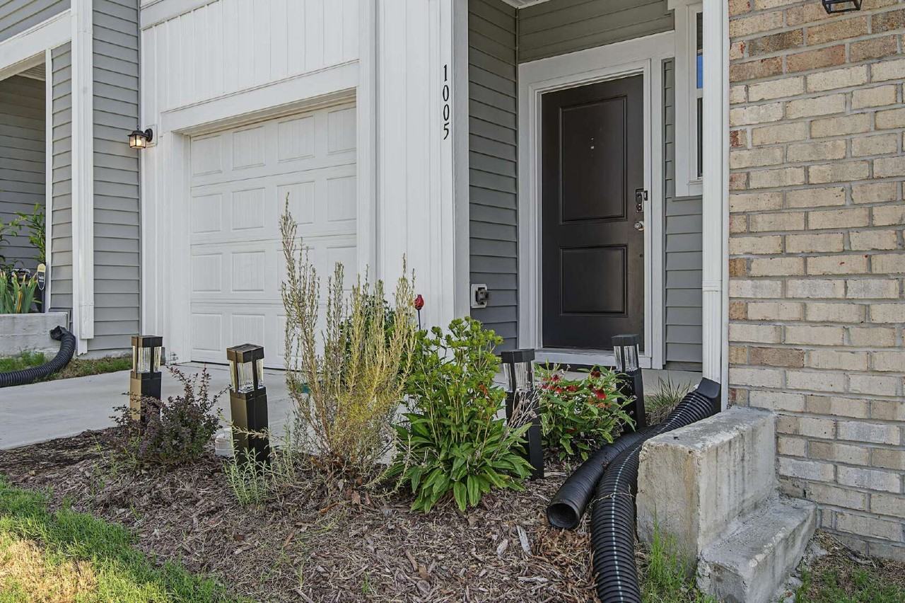 1005 Dakine Dr - Photo 3 of 31