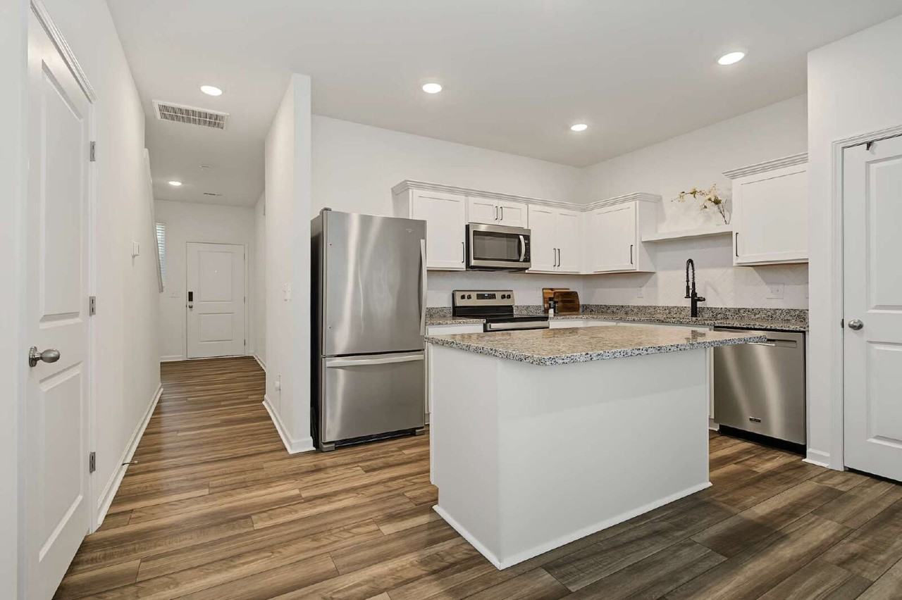 1005 Dakine Dr - Photo 6 of 31