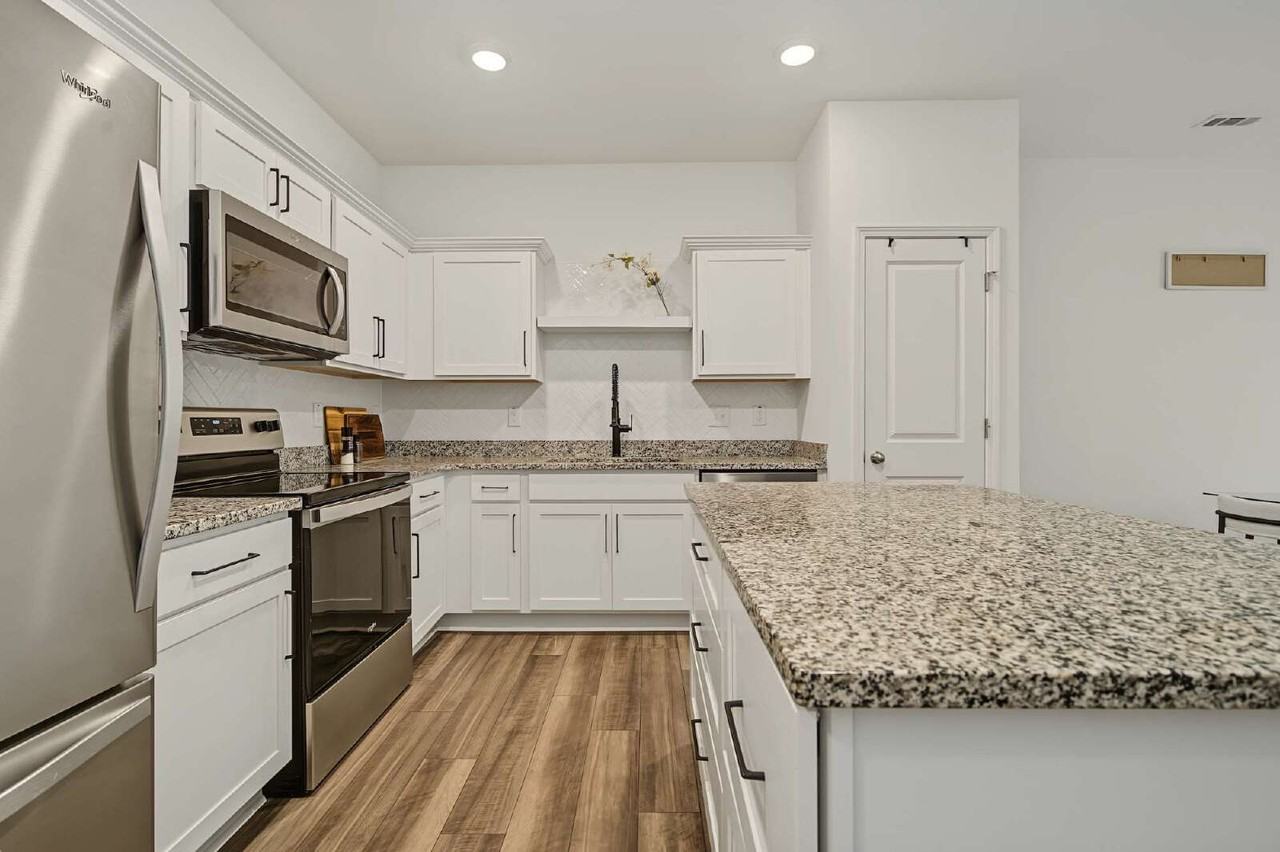 1005 Dakine Dr - Photo 7 of 31