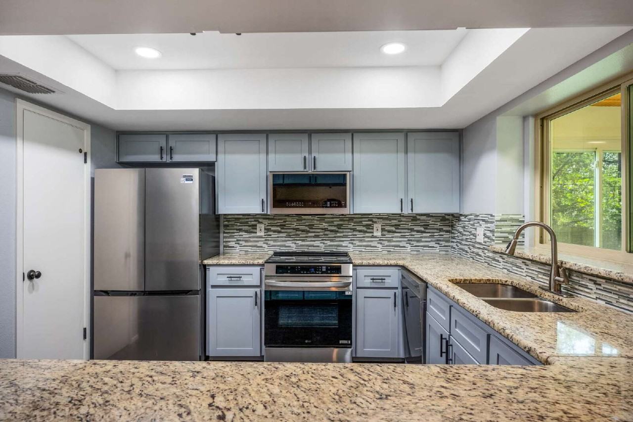 10502 Spicewood Pkwy - Photo 3 of 40