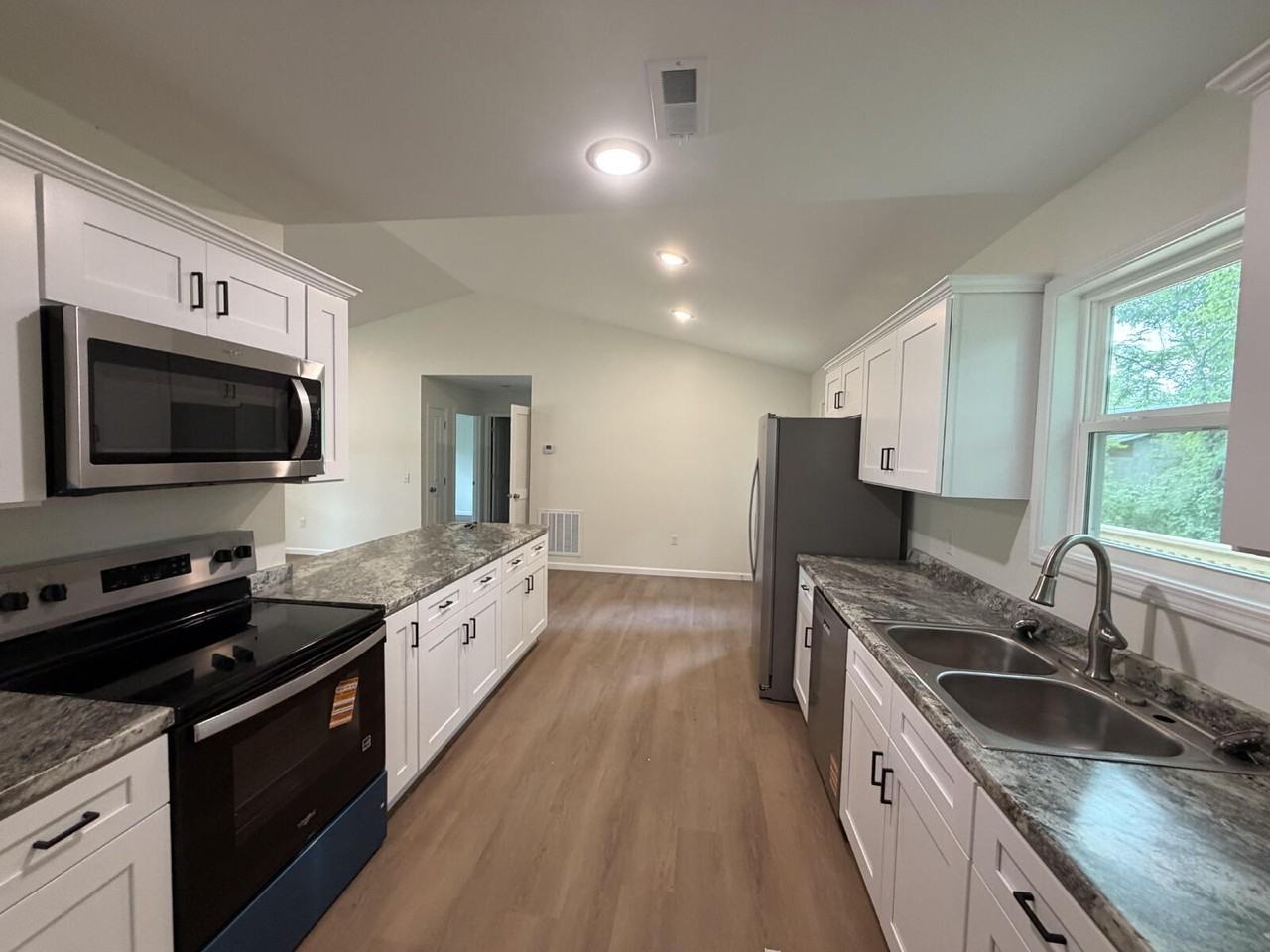 204 E Peter Ave - Photo 2 of 21