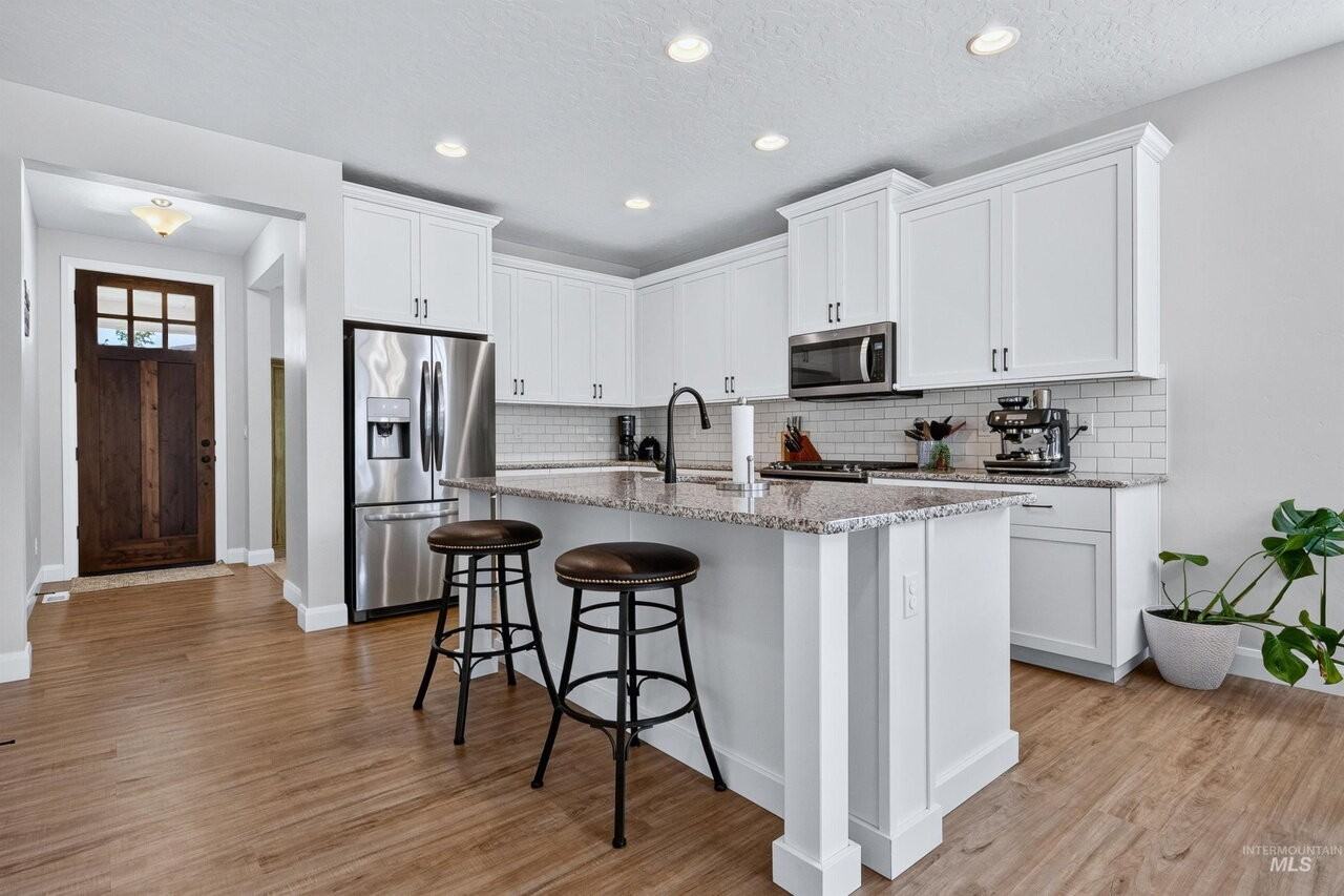 3829 E Huntly St - Photo 3 of 32