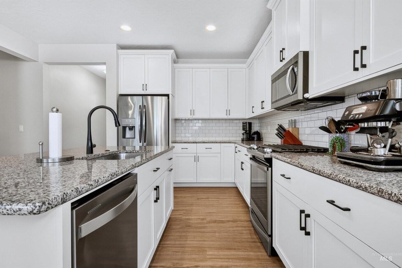 3829 E Huntly St - Photo 4 of 32