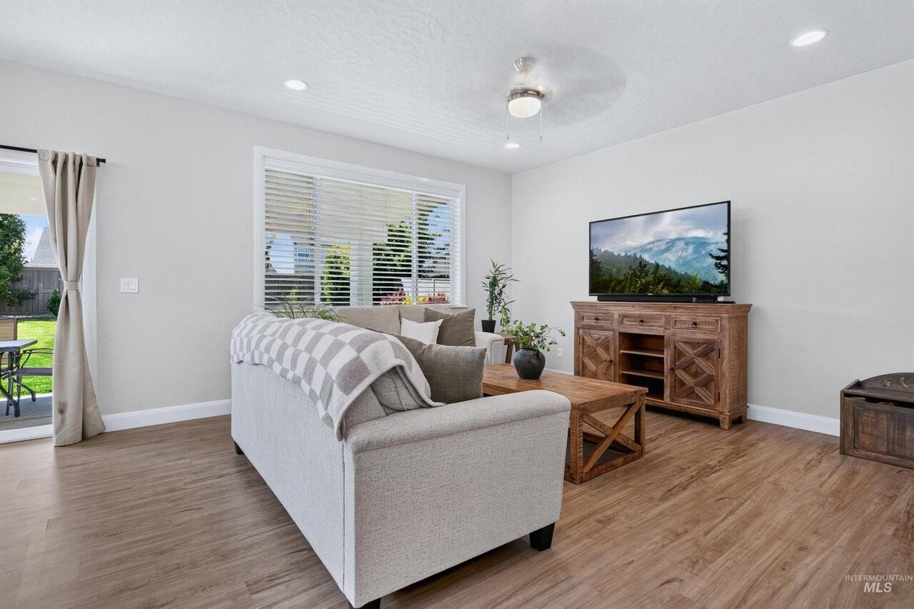 3829 E Huntly St - Photo 5 of 32