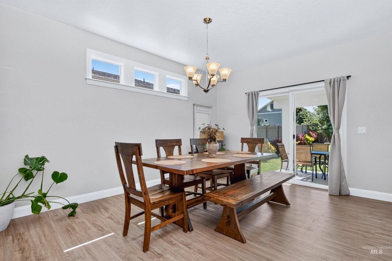 3829 E Huntly St - Photo 6 of 32