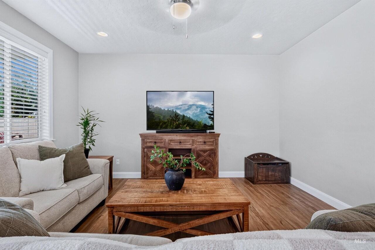 3829 E Huntly St - Photo 7 of 32