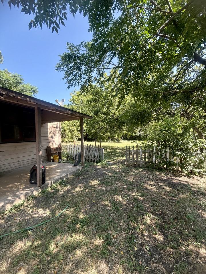 405-C N Burleson St #1 - Photo 2 of 10