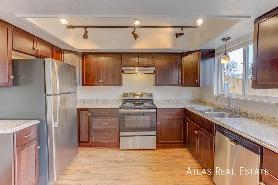 2565 Iris St - Photo 3 of 39