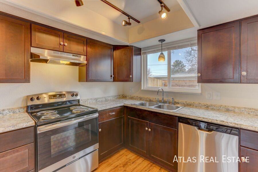 2565 Iris St - Photo 4 of 39