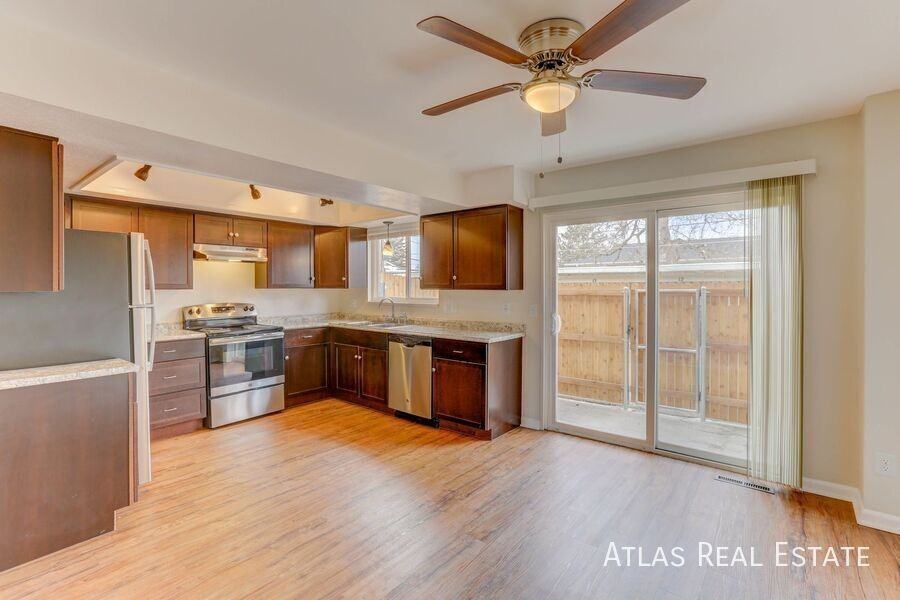 2565 Iris St - Photo 5 of 39