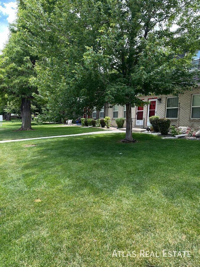 Iris Street Townhomes - Photo 4 of 4
