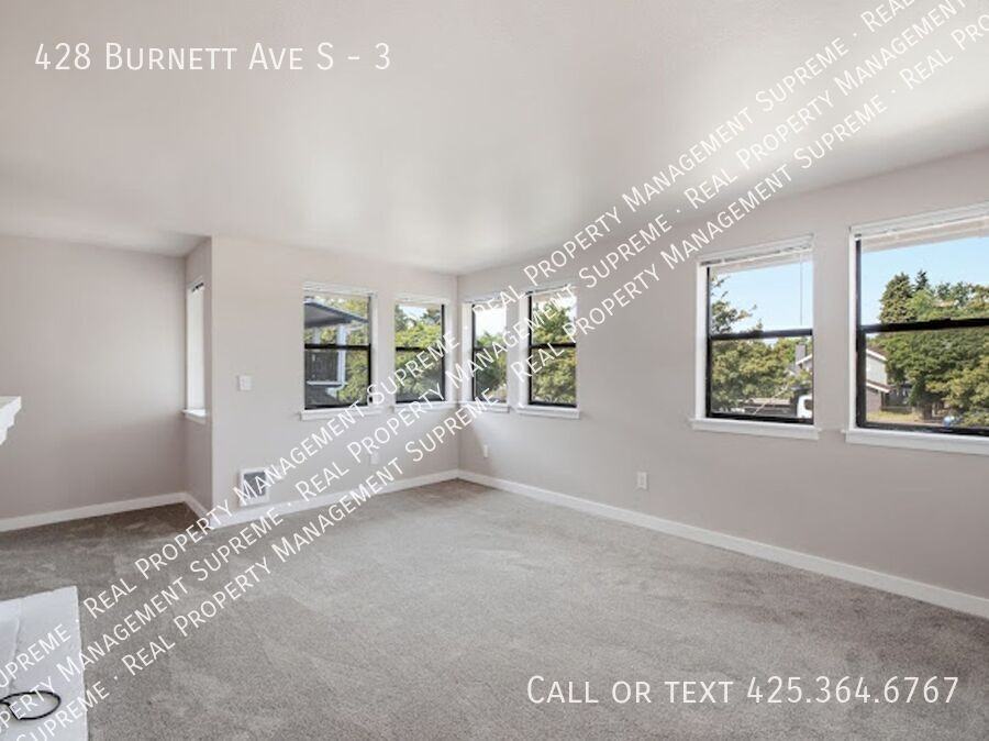 428 Burnett Ave S #3 - Photo 4 of 15
