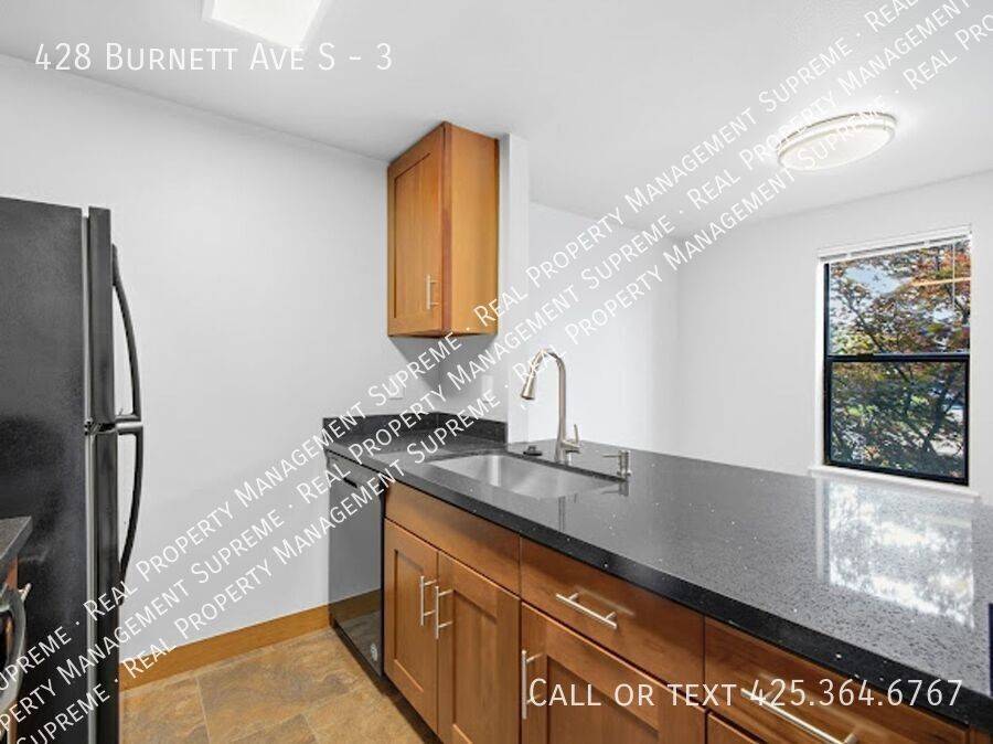 428 Burnett Ave S #3 - Photo 7 of 15