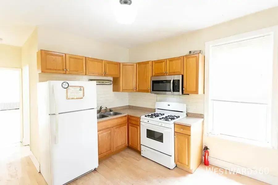 3900 N Sawyer Ave #2 - Photo 2 of 10