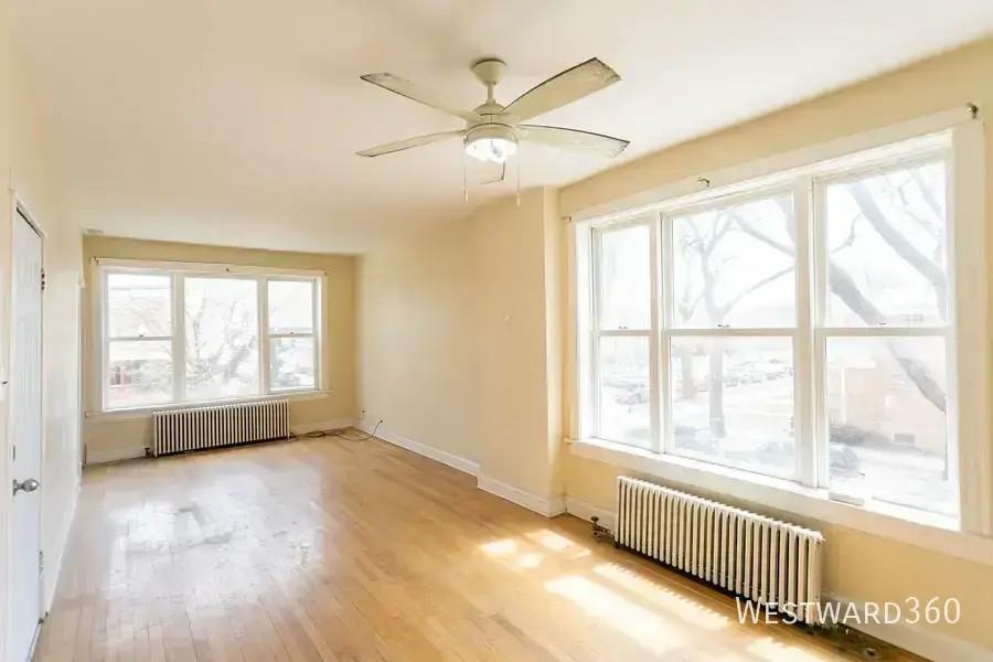 3900 N Sawyer Ave #2 - Photo 3 of 10