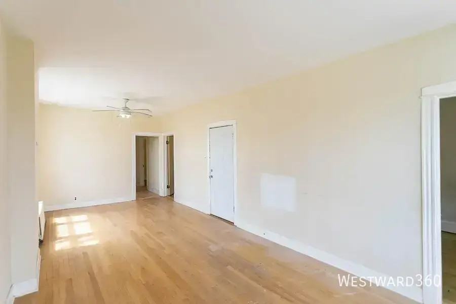 3900 N Sawyer Ave #2 - Photo 4 of 10