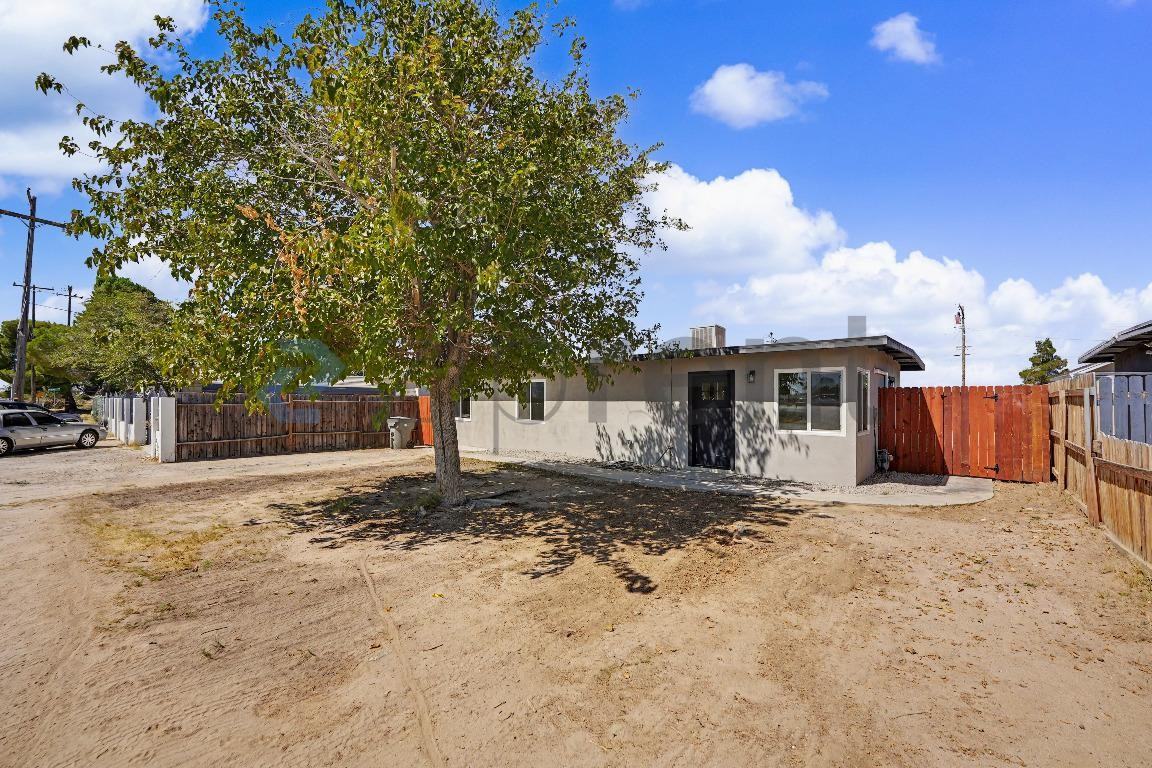 2829 Laurel St - Photo 2 of 15