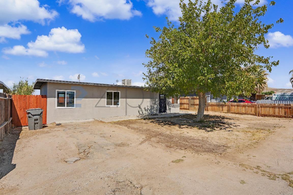 2829 Laurel St - Photo 4 of 15