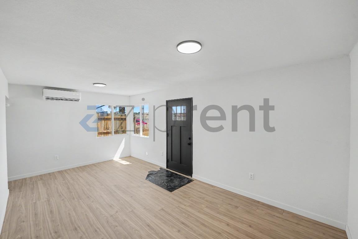 2829 Laurel St - Photo 5 of 15