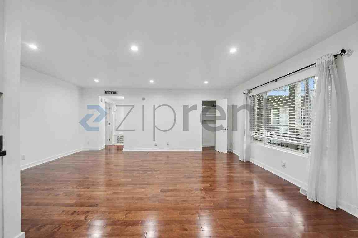 811 S Bedford St #203 - Photo 5 of 6