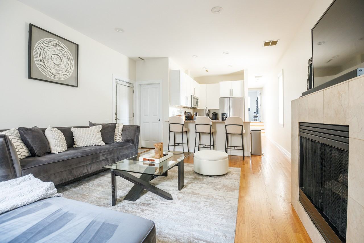 2451 N Clybourn Ave #8 - Photo 3 of 18