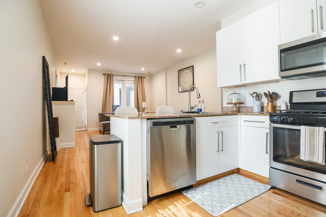 2451 N Clybourn Ave #8 - Photo 5 of 18