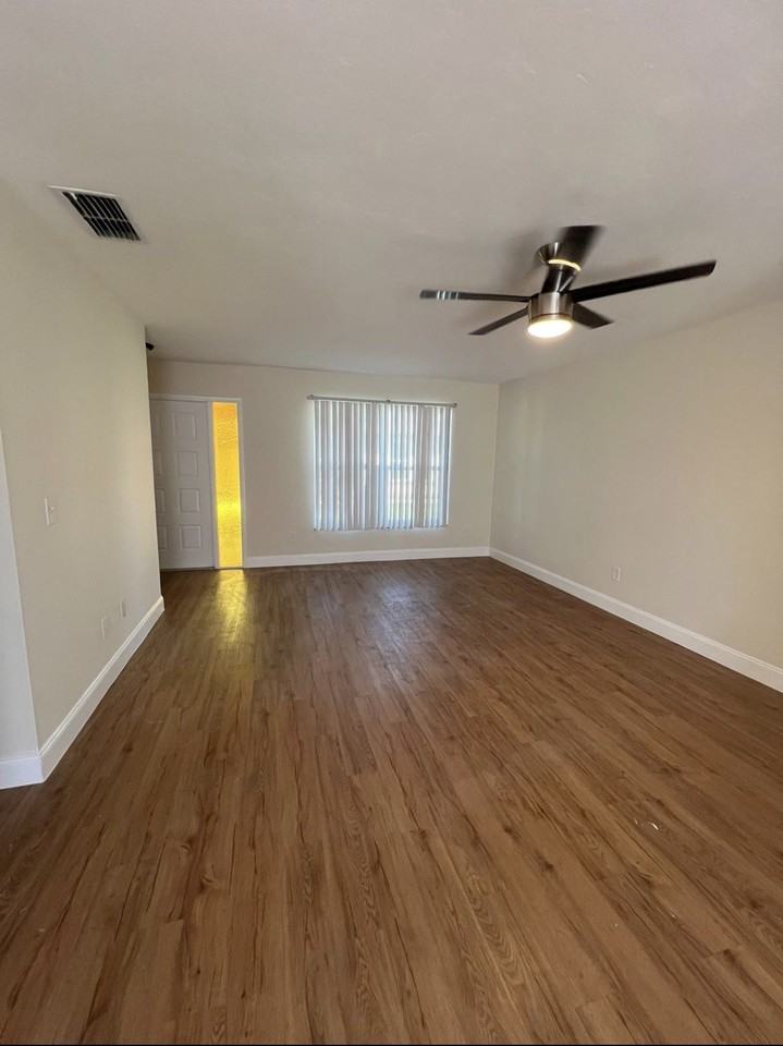 1019 Se 23rd Pl #C - Photo 4 of 5