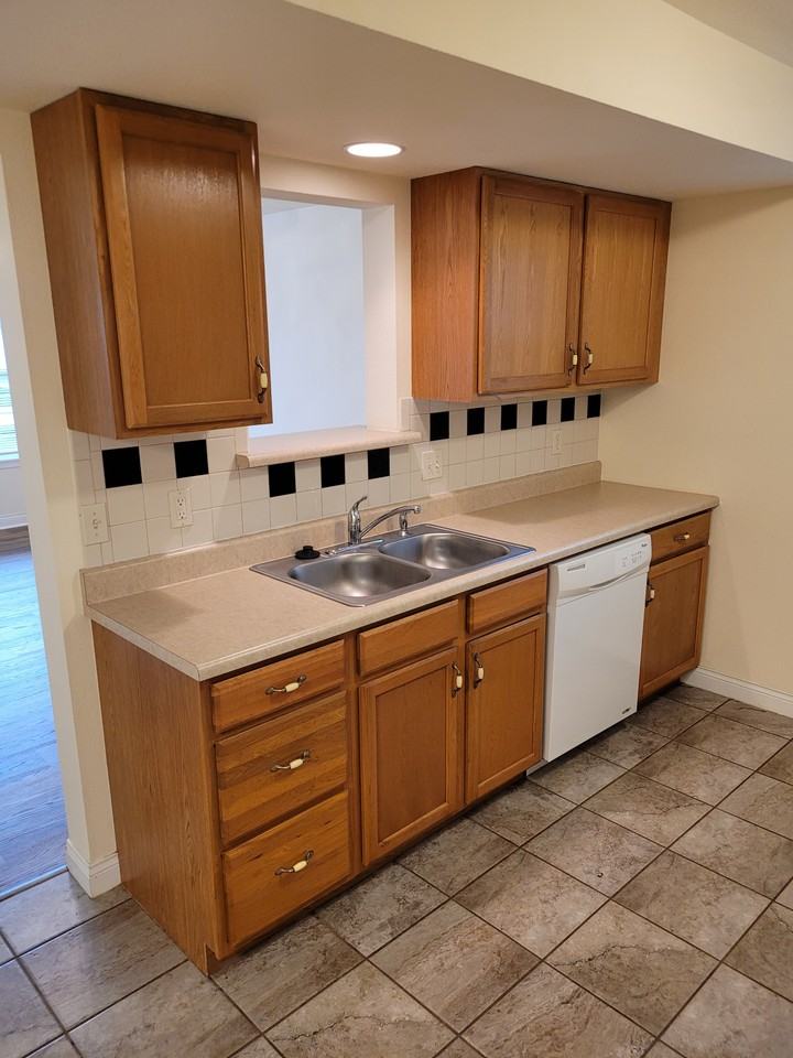 1302 Raleigh Dr #1 - Photo 4 of 18