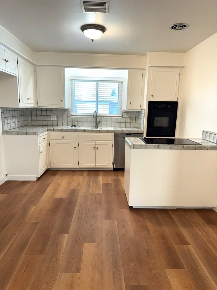 33 Russell Ave #1 - Photo 4 of 40