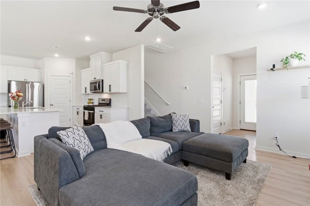 233 S Harrogate Ln - Photo 5 of 31