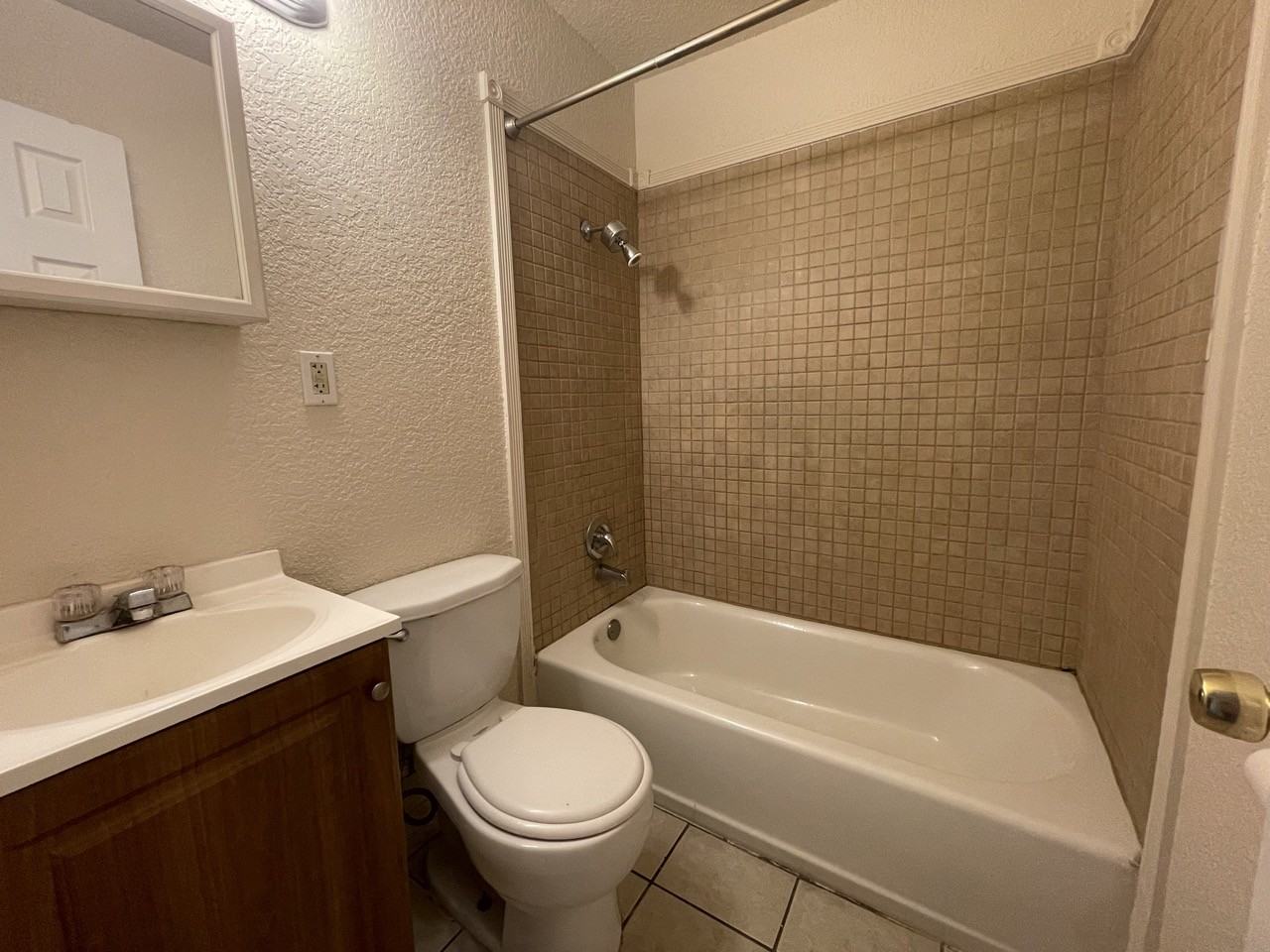 2704 W 15th St - Photo 4 of 15