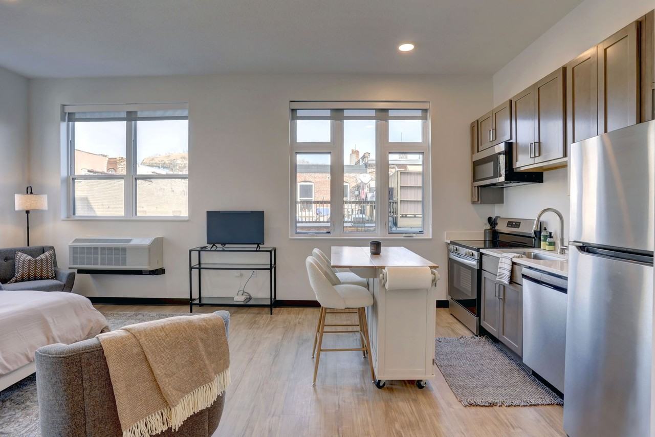 314 W 4th St #211 - Photo 5 of 33