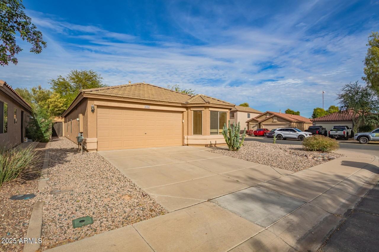 42346 W Sunland Dr - Photo 3 of 30