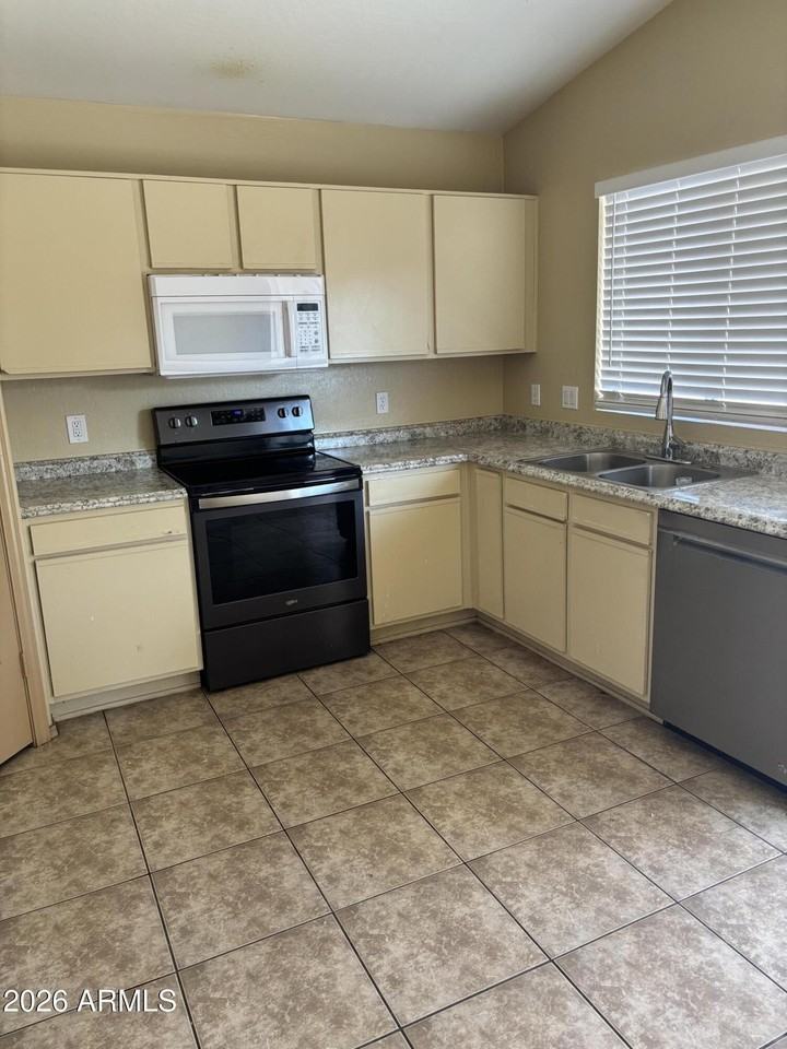 12625 W Paradise Dr - Photo 3 of 14