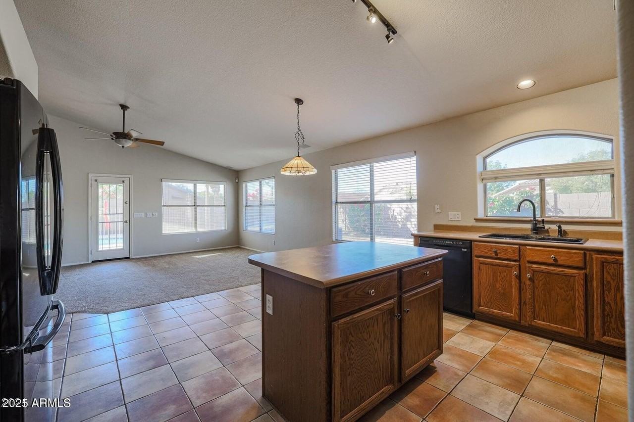 10269 W Patrick Ln - Photo 6 of 35