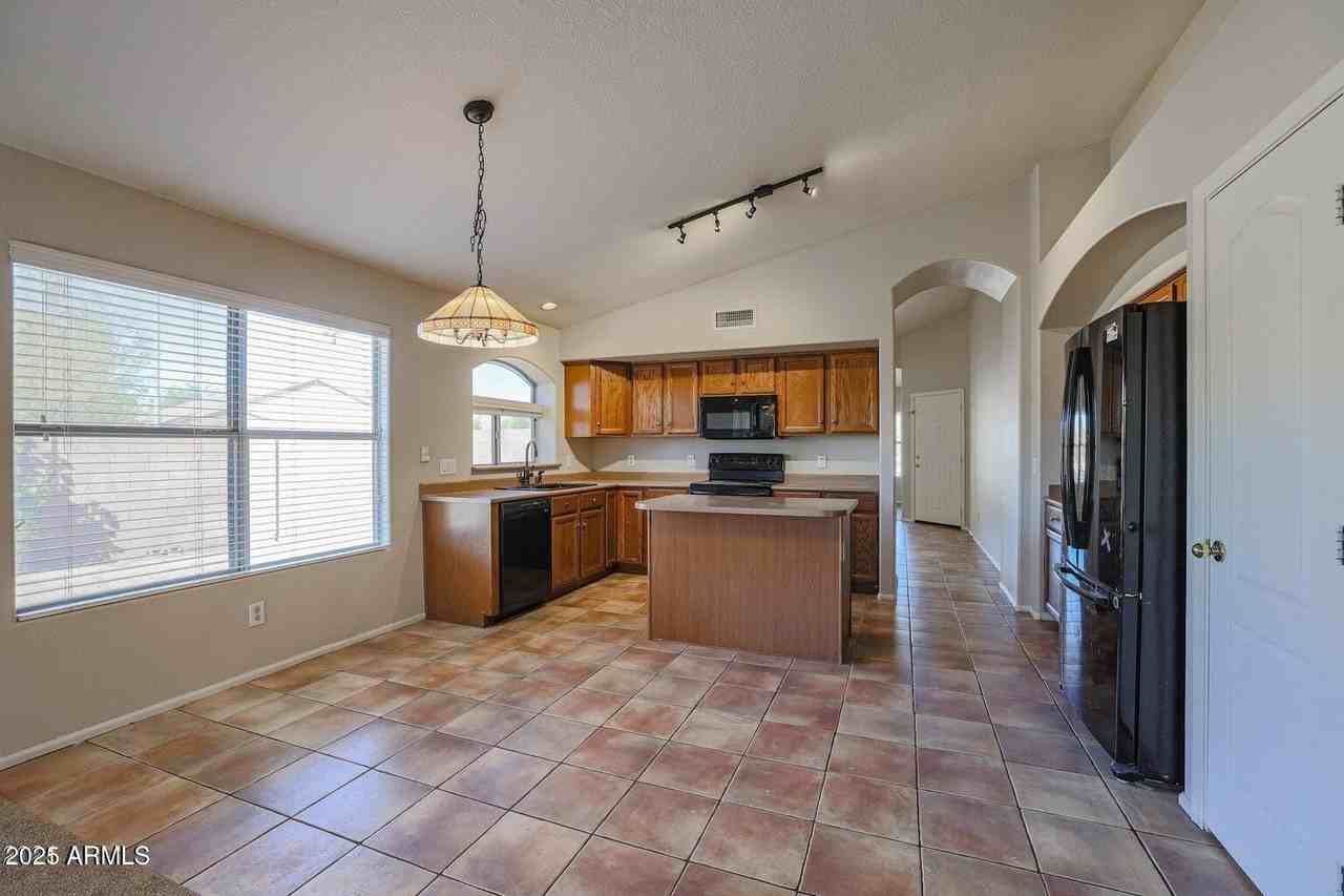 10269 W Patrick Ln - Photo 7 of 35