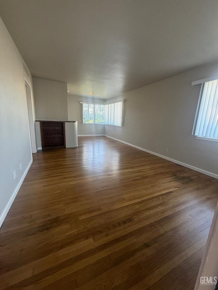 2315 E St - Photo 2 of 15