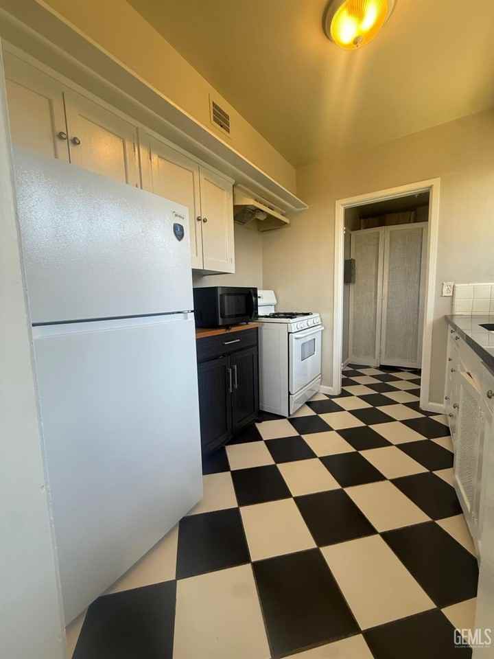 2315 E St - Photo 5 of 15