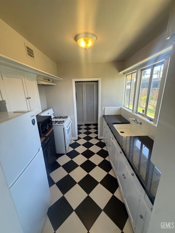 2315 E St - Photo 6 of 15
