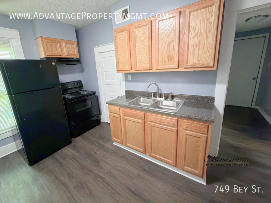 749 Bey St - Photo 7 of 21