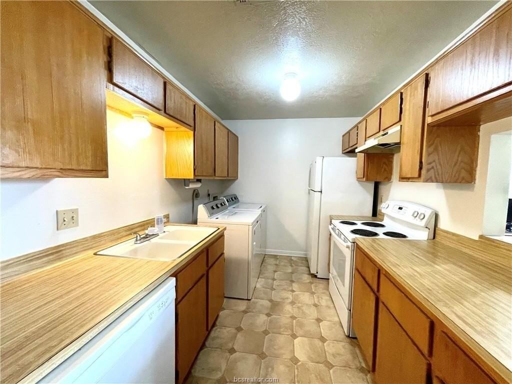704 Navarro Dr #C - Photo 3 of 8