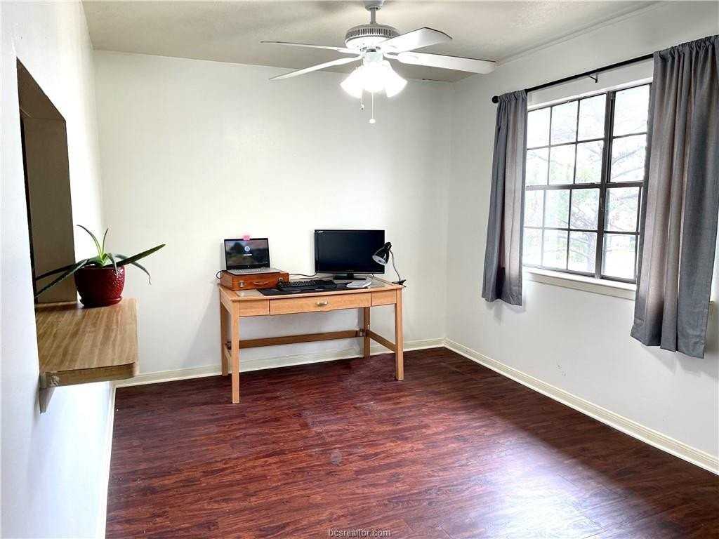 704 Navarro Dr #C - Photo 4 of 8