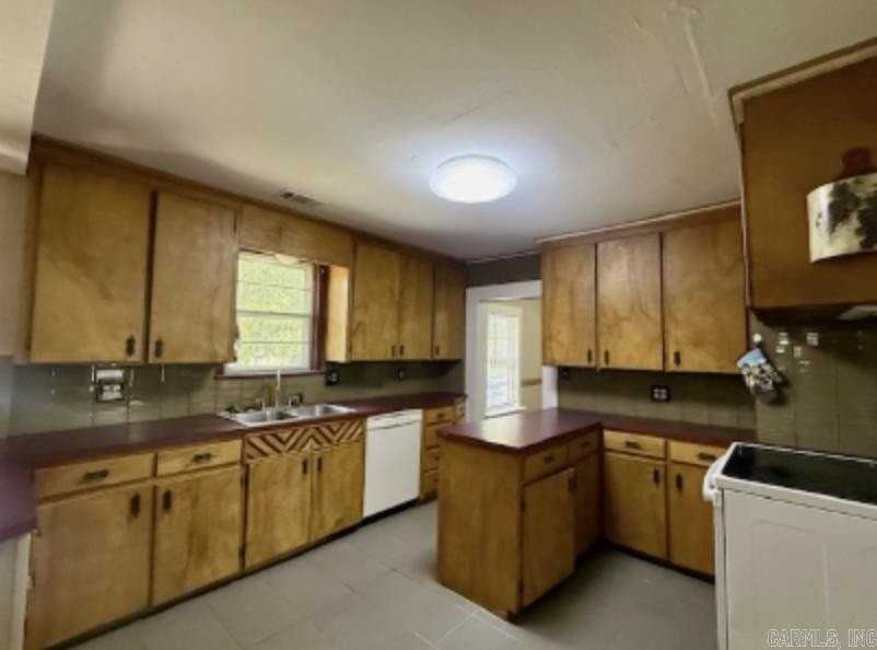 125 Plain St - Photo 6 of 16