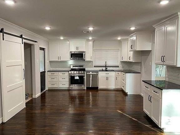 310 Wilshire Pl - Photo 4 of 14