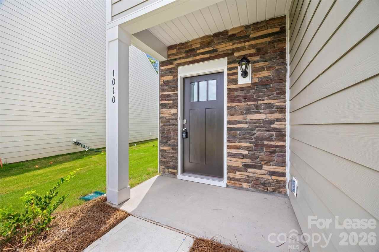 1010 Two Brothers Ln - Photo 2 of 40