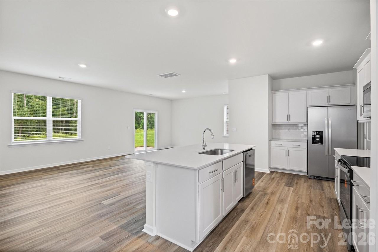 1010 Two Brothers Ln - Photo 4 of 40